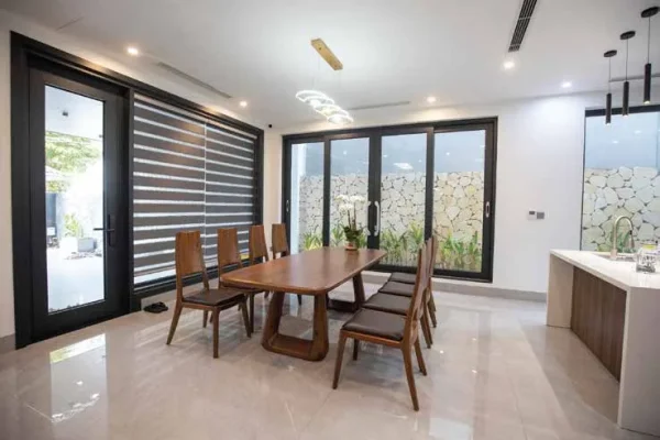 Phòng ăn biệt thự, rèm cầu vồng che vách kính lớn ra sân