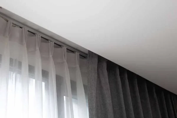 Cận cảnh ray đôi: lớp voan trắng phía trong, vải ghi xếp ly phía ngoài