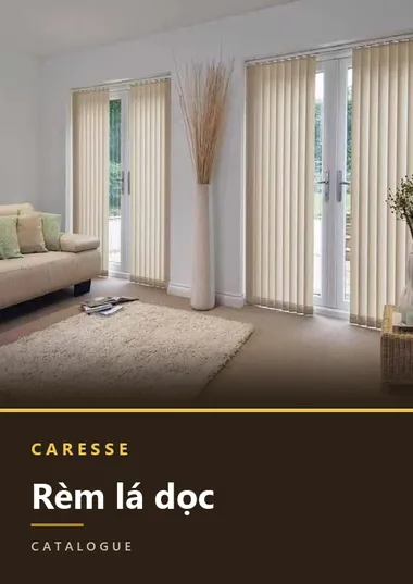 Bìa catalogue rèm lá dọc: phòng khách với rèm lá dọc màu kem
