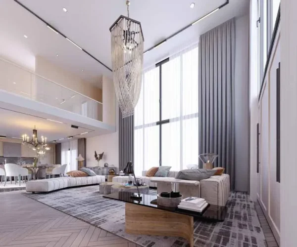 Sảnh thông tầng với rèm buông sát sàn, đèn chùm thả dài và bộ sofa lớn